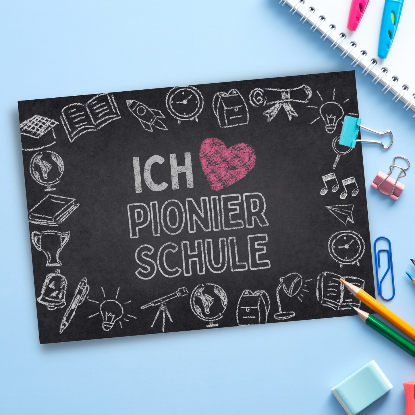Postkarte "Ich liebe die Pionierschule!" im Tafel- und Kreide-Stil, liebevoll gestaltet mit Scribble-Illustrationen. Eine Hommage an die besondere Zeit der Pionierschule, ideal als Geschenk oder Andenken für Mitschüler und Pioniere.