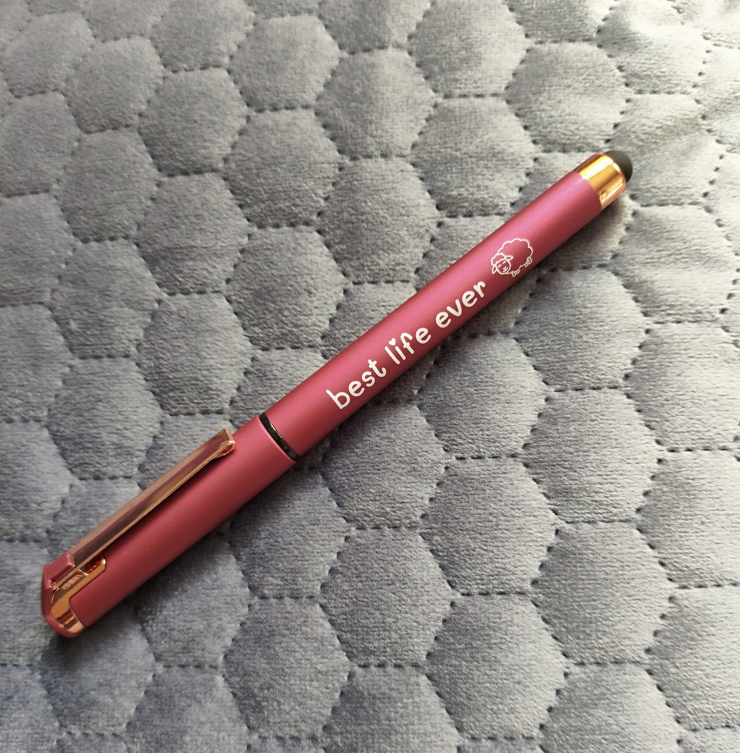 Gelschreiber "Best Life Ever" in Fuchsia mit geschlossenem Deckel und niedlichem Schaf-Motiv. Perfekt für stilvolle Notizen und Bibelstudium.