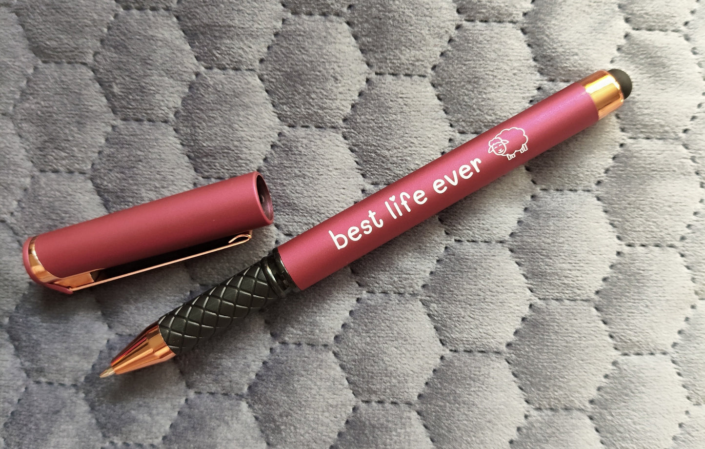 Gelschreiber "Best Life Ever" in Fuchsia mit offenem Deckel, weichem Gummigriff und fließendem Schreibgefühl. Ideal für Briefe und Notizen.