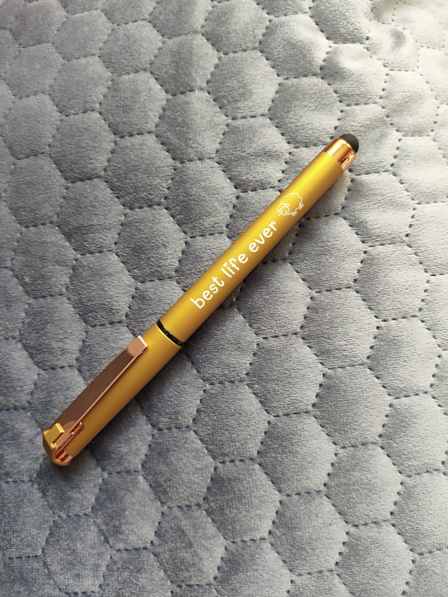 Gelschreiber "Best Life Ever" in Gelb/Ocker mit Roségold-Akzenten und niedlichem Schaf-Motiv. Ein fröhlicher Begleiter für Notizen und Bibelstudium.