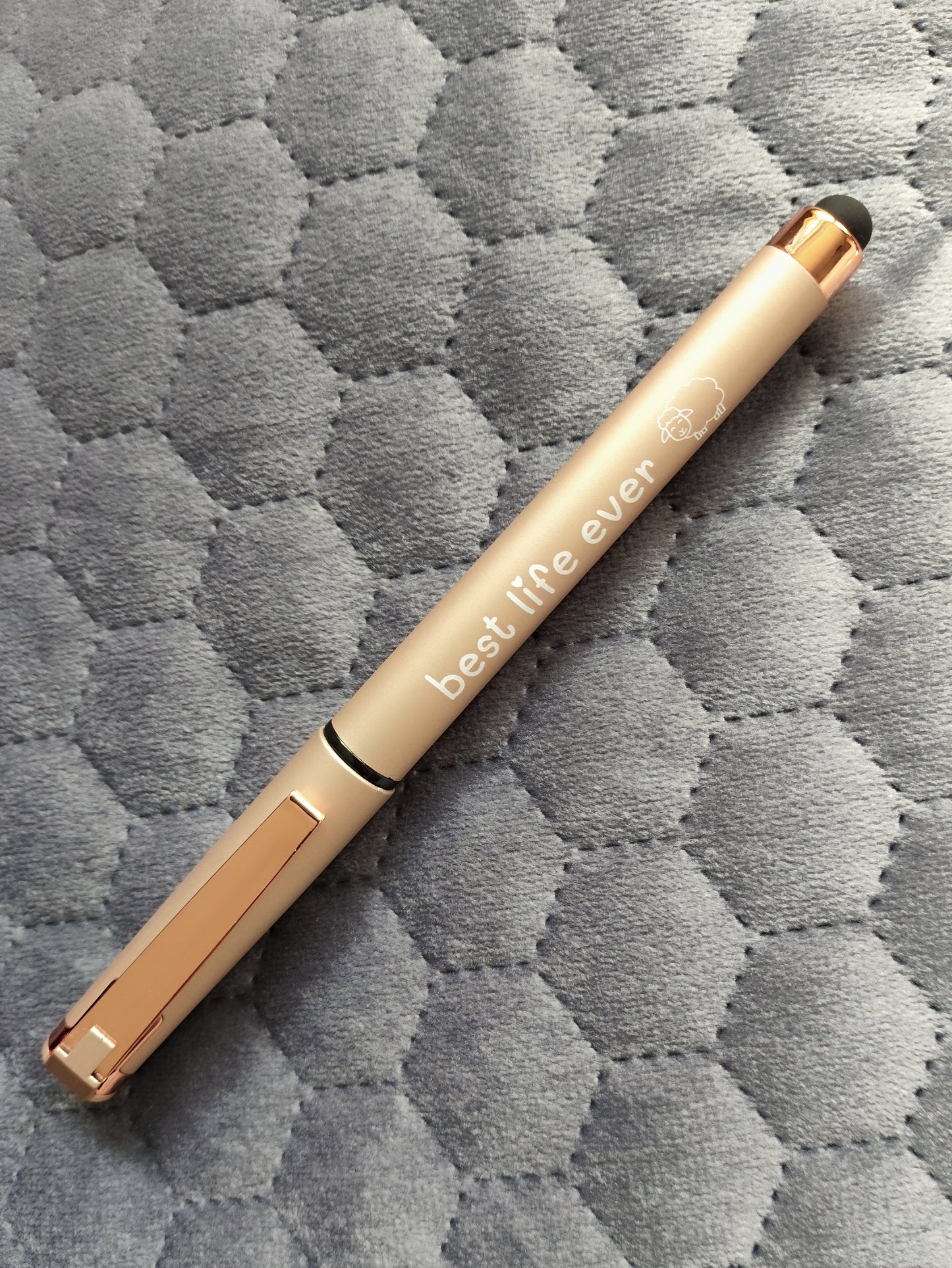 Gelschreiber "Best Life Ever" mit geschlossenem Roségold-Deckel und niedlichem Schaf-Motiv. Stilvoller Begleiter für Bibelstudium oder Kongress.