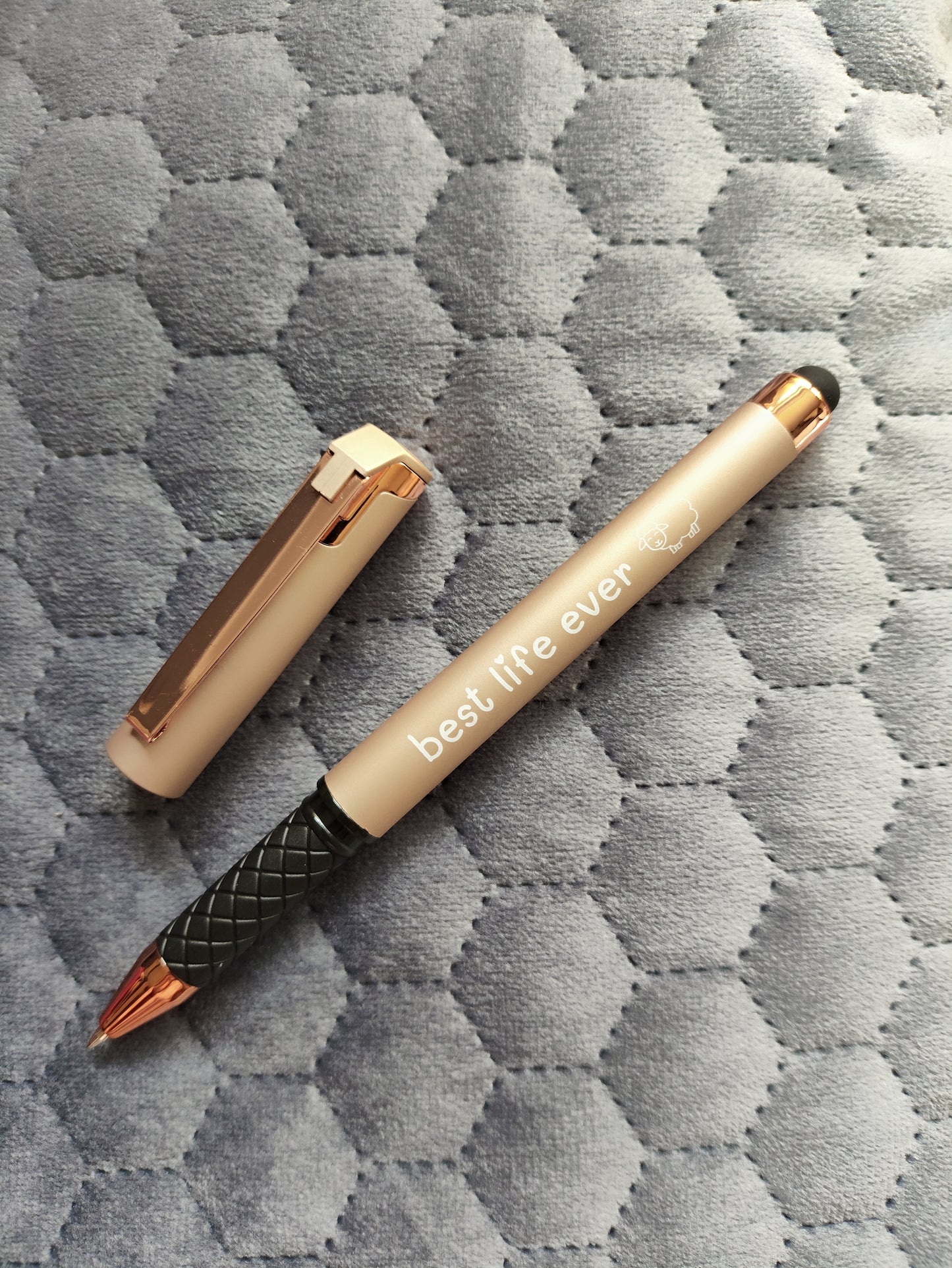 Gelschreiber "Best Life Ever" mit offenem Roségold-Deckel, weichem Gummigriff und Stylus-Ende. Ideal für Notizen und Touchscreens.