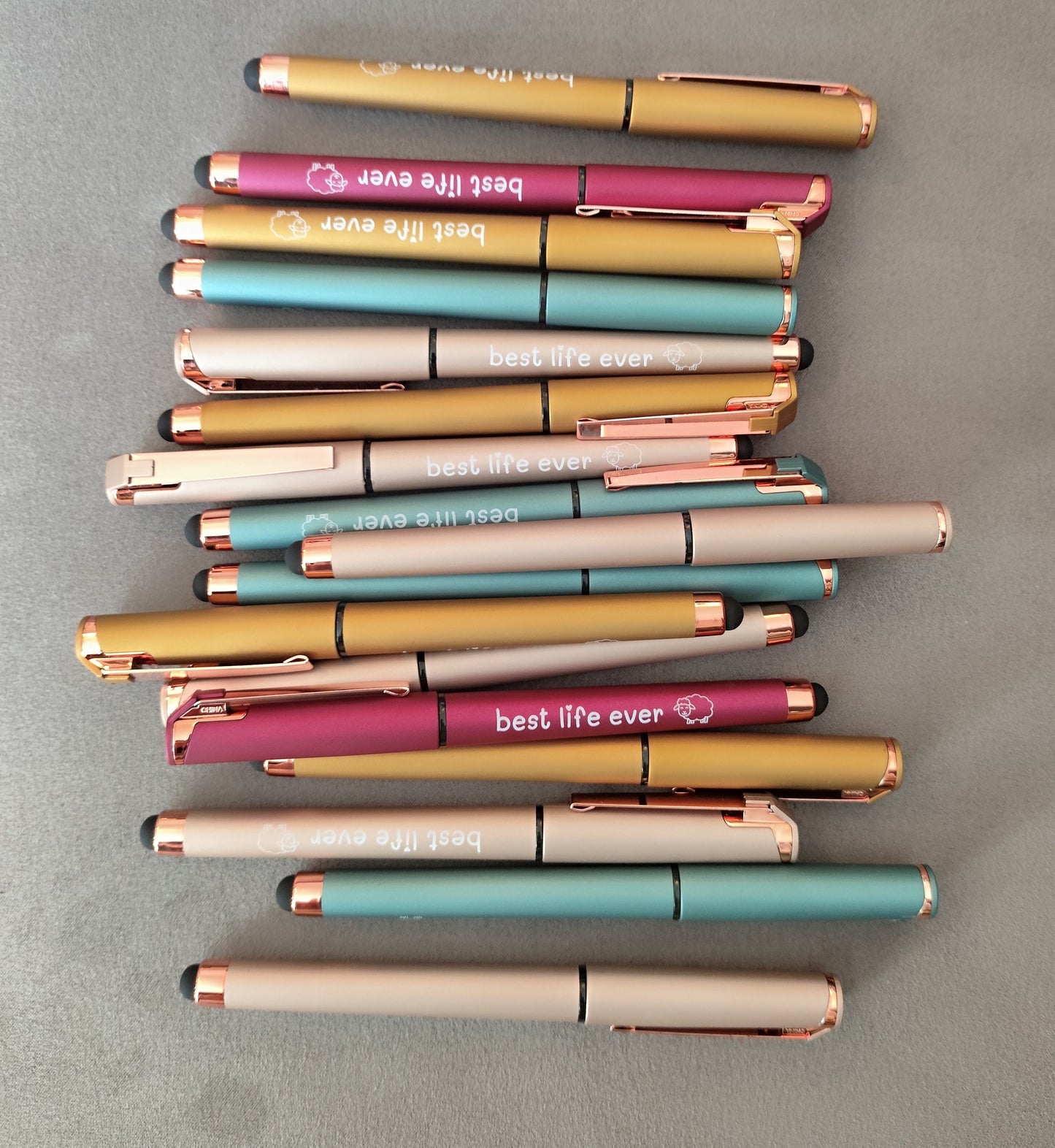 Gelschreiber "Best Life Ever" mit Roségold-Akzenten und niedlichem Schaf-Motiv. Erhältlich in Fuchsia, Gelb, Blush und Pastellblau. Perfekt für Notizen, Bibelstudium oder den Kongress.