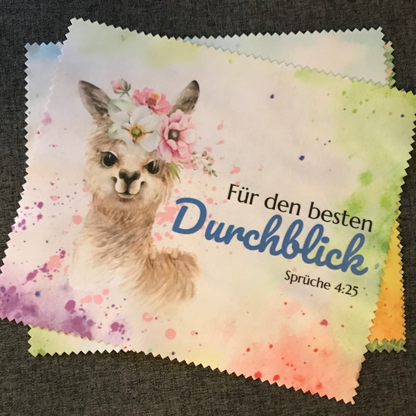 Reinigungstuch "Durchblick" in erfrischendem Melonenton mit fröhlichem Lama-Motiv. Hochwertiges Mikrofaser-Tuch zur schonenden Reinigung von Brillen, Handys, Tablets und Monitoren – praktisch, langlebig und perfekt als Geschenk zur Pionierschule oder Taufe.