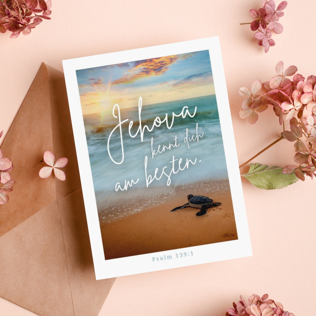 Darstellung der Postkarte Jehova kennt dich mit Meeresmotiv und kleiner Schildkröte, Text: "Jehova kennt dich am besten"