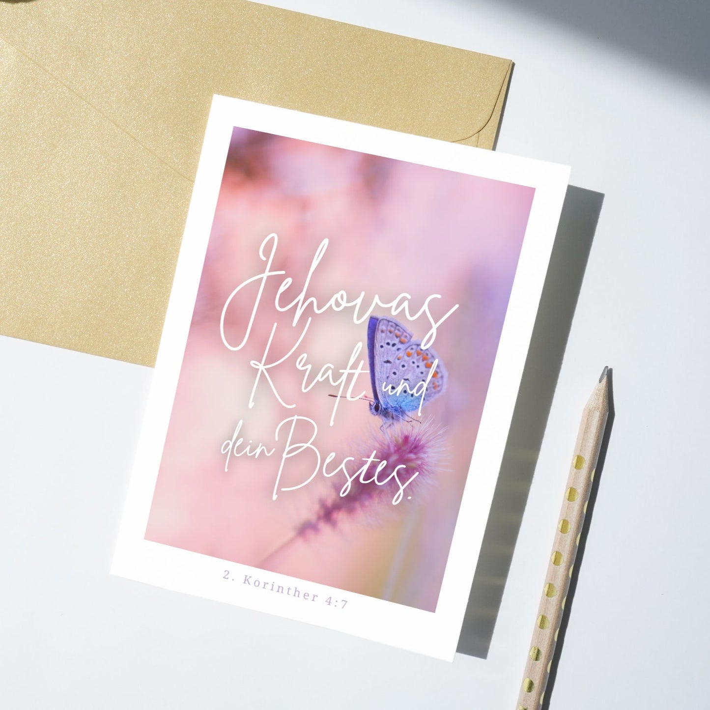 Postkarte "Dein Bestes" mit liebevollem Motiv und aufbauendem Bibelvers aus 2. Korinther 4:7. Eine ermutigende Karte, die Zuversicht und Trost schenkt – ideal für Pioniere, Predigtdienst oder Glaubensgeschwister.