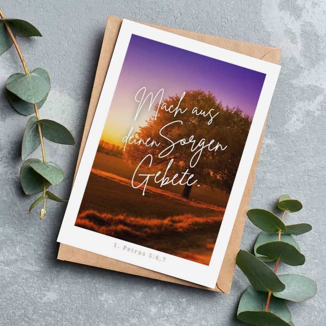 Postkarte "Gebete" mit liebevollem Design und ermutigendem Bibelvers aus 1. Petrus 5:6, 7. Eine Trostkarte, die Hoffnung und Zuversicht in schwierigen Zeiten schenkt – ideal für Freunde, Glaubensgeschwister oder als Ermunterung im Alltag.