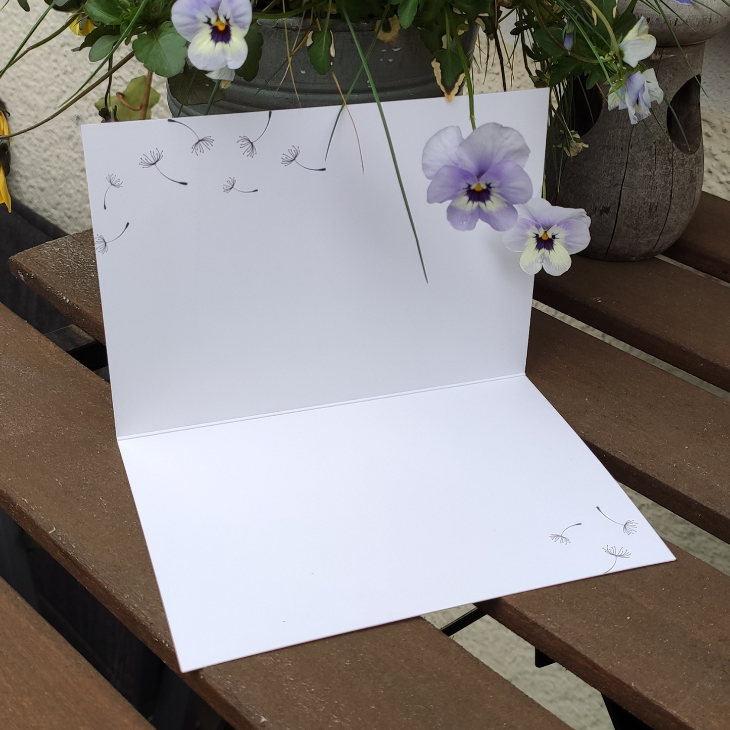 Innenansicht der Trauerkarte mit zartem Pusteblumen-Motiv und Platz für persönliche Worte. Die Karte vermittelt Trost und die biblische Hoffnung auf die Auferstehung, inspiriert von Hiob 14:15.