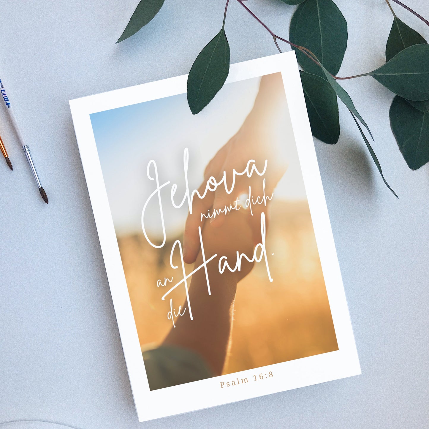 Postkarte "An die Hand" mit liebevollem Motiv und ermutigendem Bibelvers aus Psalm 16:8. Eine Karte, die Trost und Zuversicht vermittelt – ideal für den Predigtdienst, Pioniere oder besondere Anlässe.