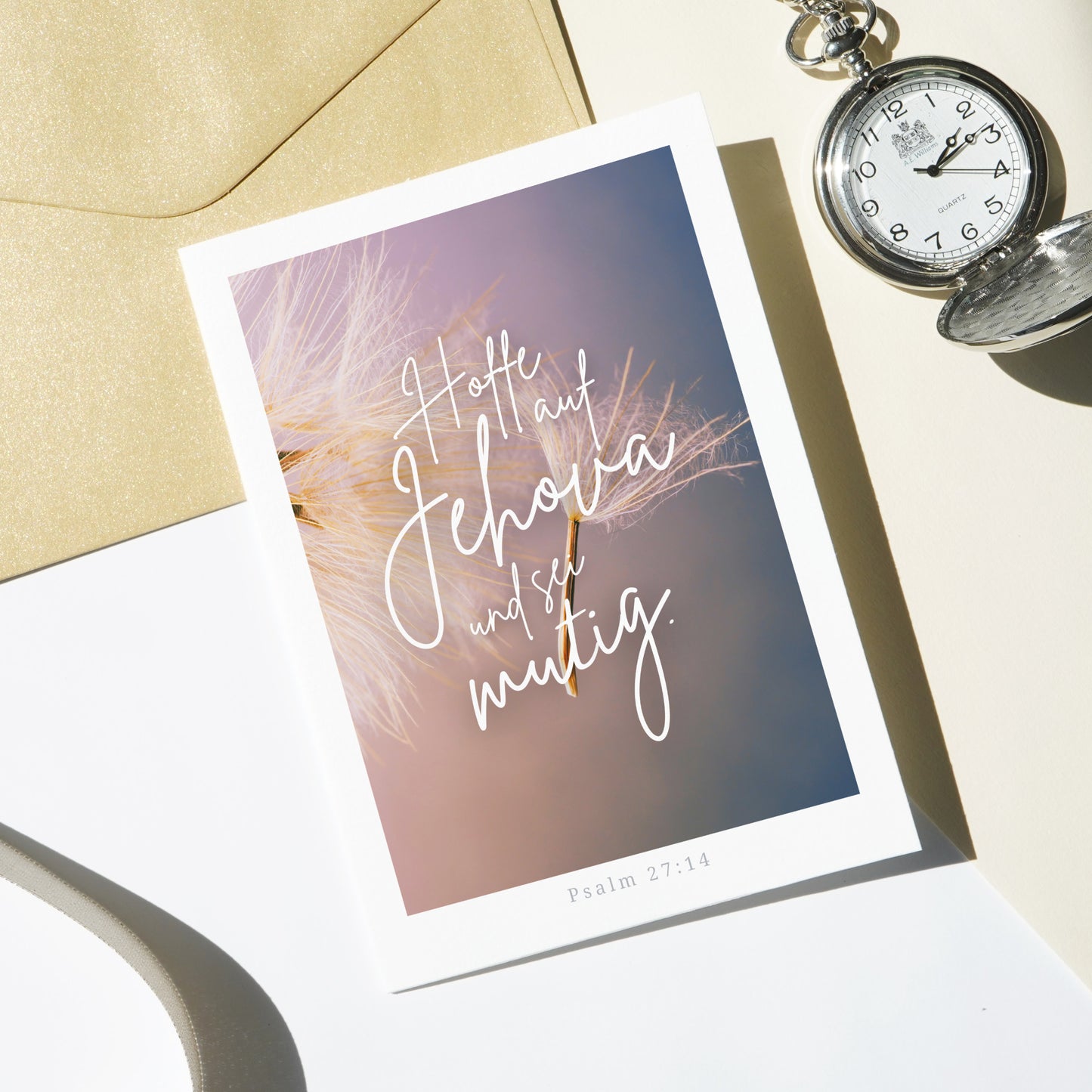 Postkarte mit dem Motiv von fliegenden Pusteblumensamen und dem Bibelvers aus Psalm 27:14: „Hoffe auf Jehova. Sei mutig und dein Herz sei stark. Ja, hoffe auf Jehova.“ Die Karte vermittelt eine Botschaft der Hoffnung, Stärke und Zuversicht.