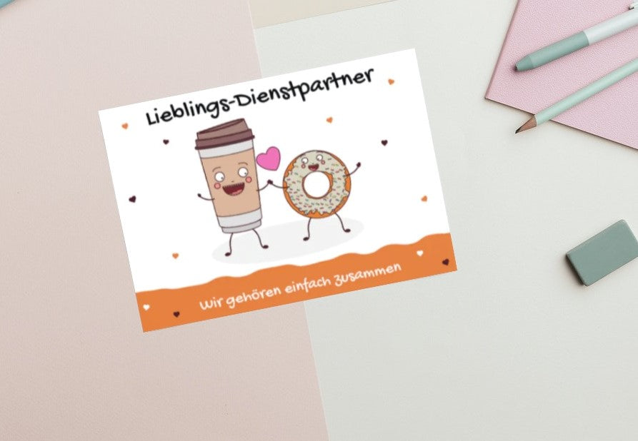 Postkarte "Lieblings-Dienstpartner" mit Coffee-und-Donut-Motiv. Eine liebevolle Botschaft, um zu sagen: „Ohne dich wäre der Dienst nur halb so schön.“ Perfekt für einen besonderen Gruß.
