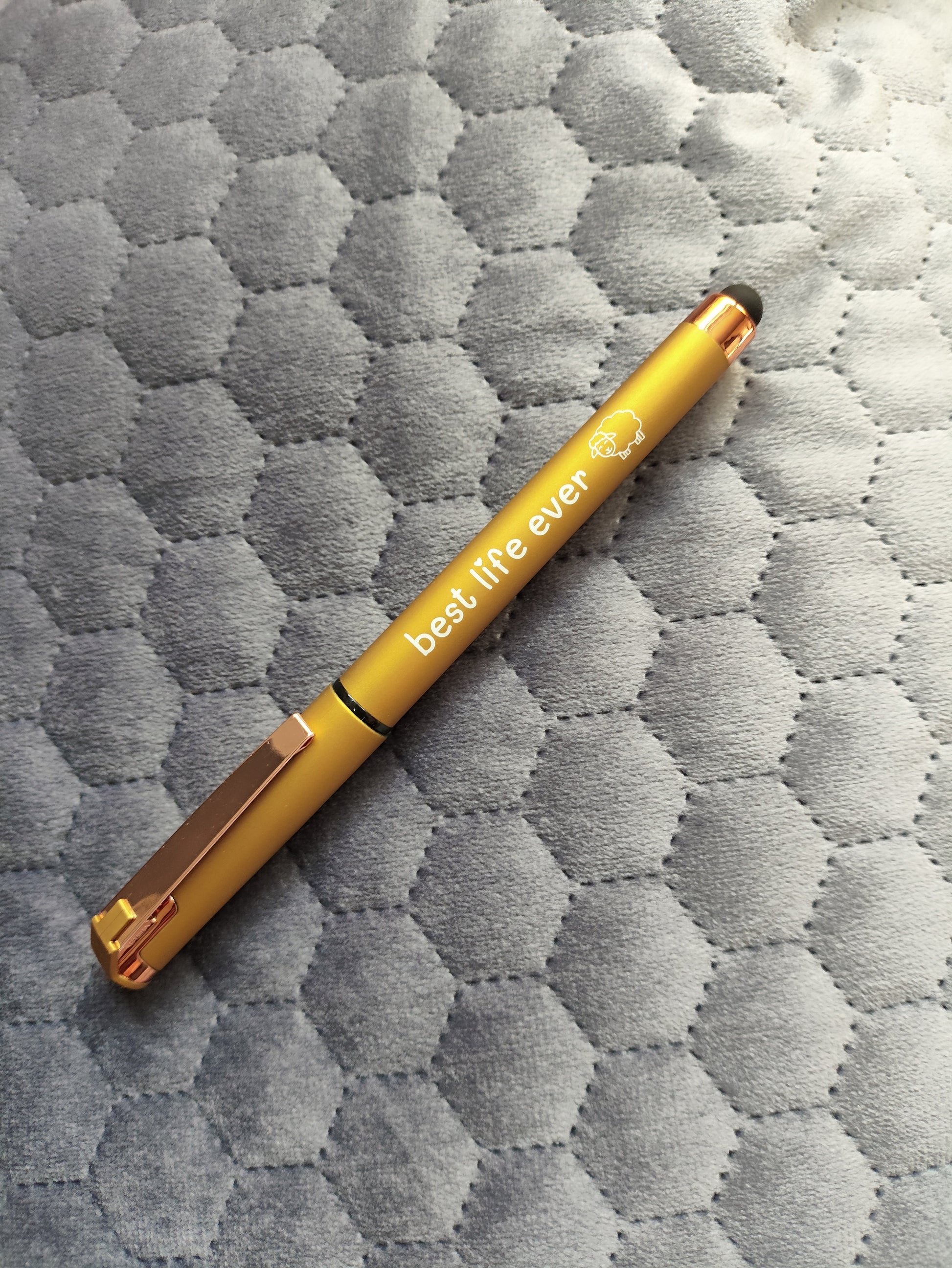 Gelschreiber "Best Life Ever" in Gelb/Ocker mit Roségold-Akzenten und niedlichem Schaf-Motiv. Ein fröhlicher Begleiter für Notizen und Bibelstudium.