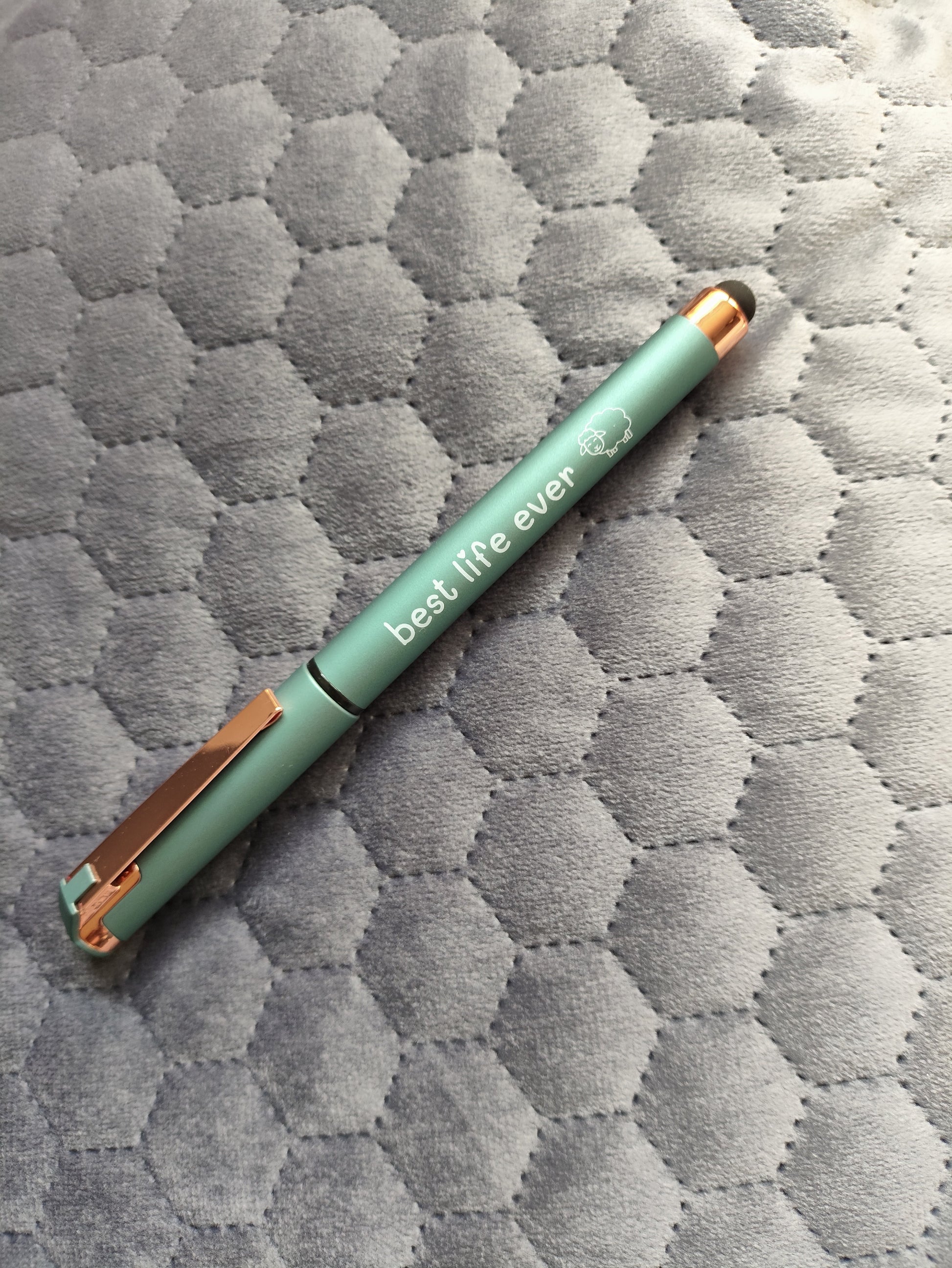 Gelschreiber "Best Life Ever" in Pastellblau mit Roségold-Akzenten und Schaf-Motiv. Perfekt für stilvolle Notizen und als Highlight für deinen Schreibtisch.