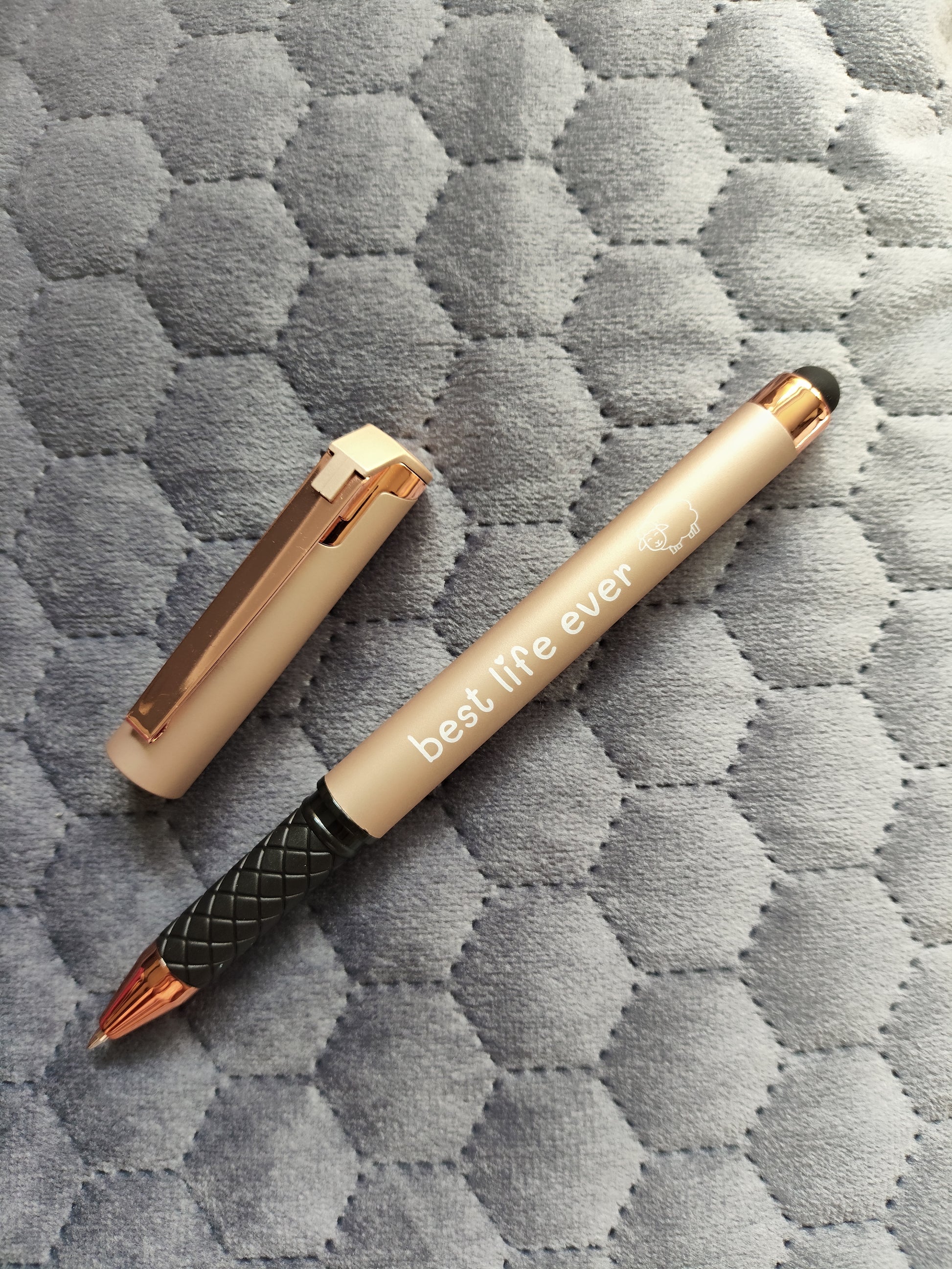 Gelschreiber "Best Life Ever" mit offenem Roségold-Deckel, weichem Gummigriff und Stylus-Ende. Ideal für Notizen und Touchscreens.