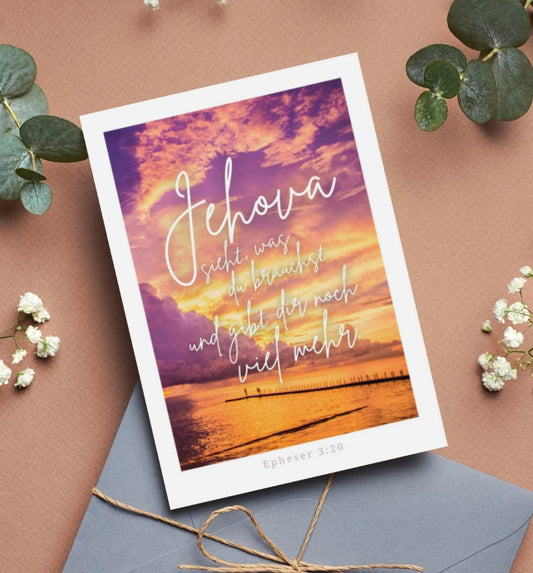 Postkarte "Gibt dir mehr" mit Sonnenaufgang am Strand, inspiriert von der Botschaft, dass Jehova mehr gibt, als wir uns vorstellen können. Eine ermutigende Karte für Freunde und Glaubensgeschwister.