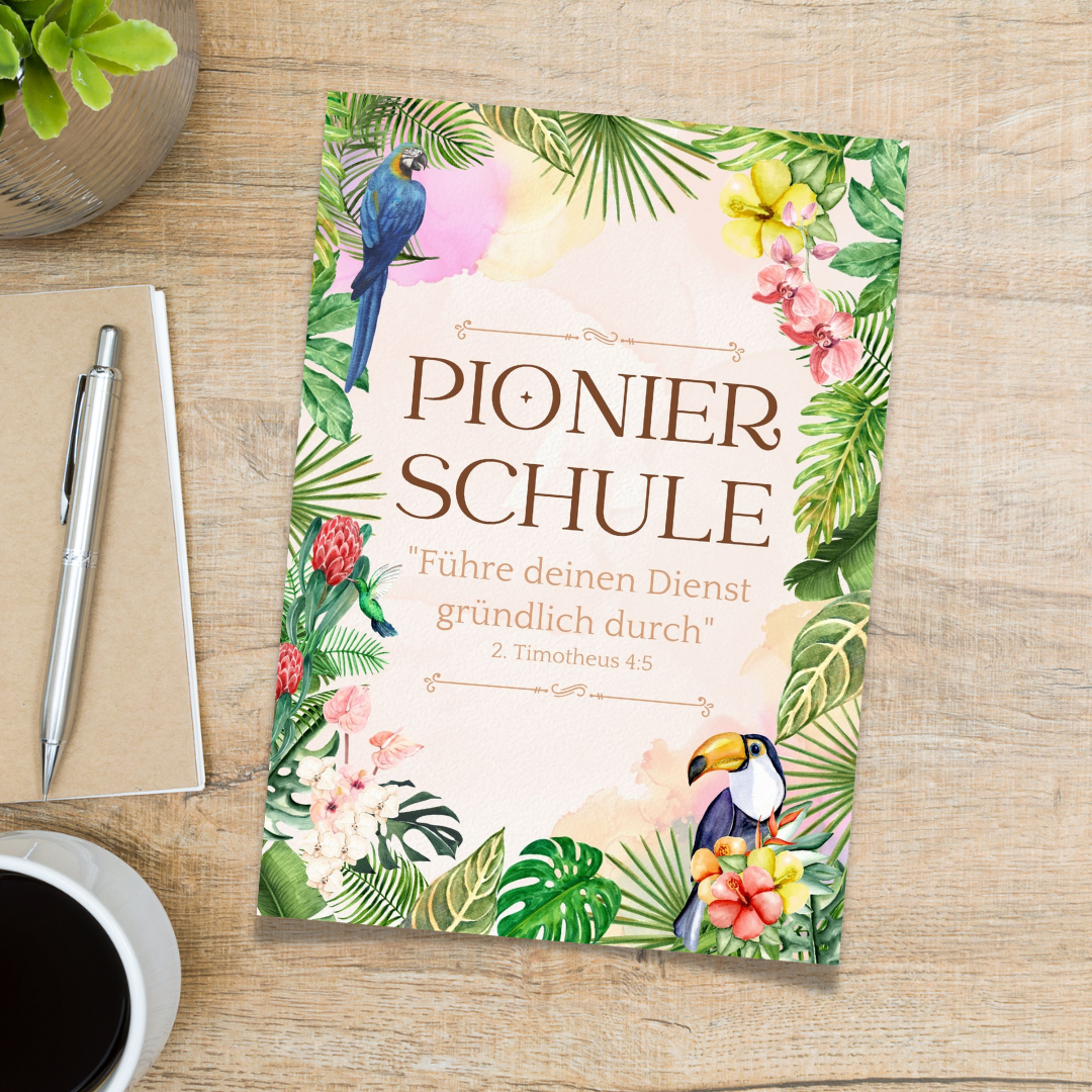 Postkarte "Pioschule Dschungel" mit farbenfrohem Design, inspiriert von der besonderen Zeit der Pionierschule. Ideal als Erinnerung oder liebe Geste für Mitschüler, die Freude und Wertschätzung vermittelt.